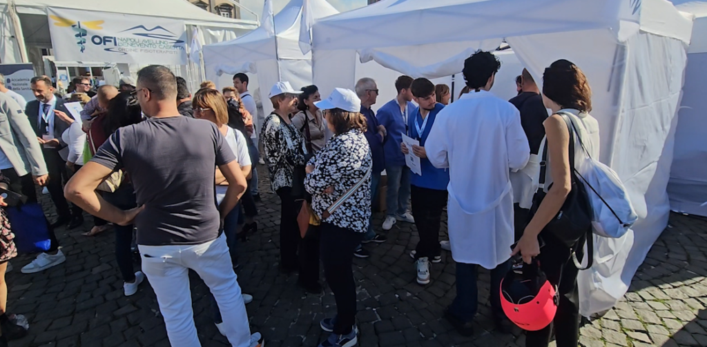 Centinai di persone presso gli stand dell'OFI NA-AV-BN-CE