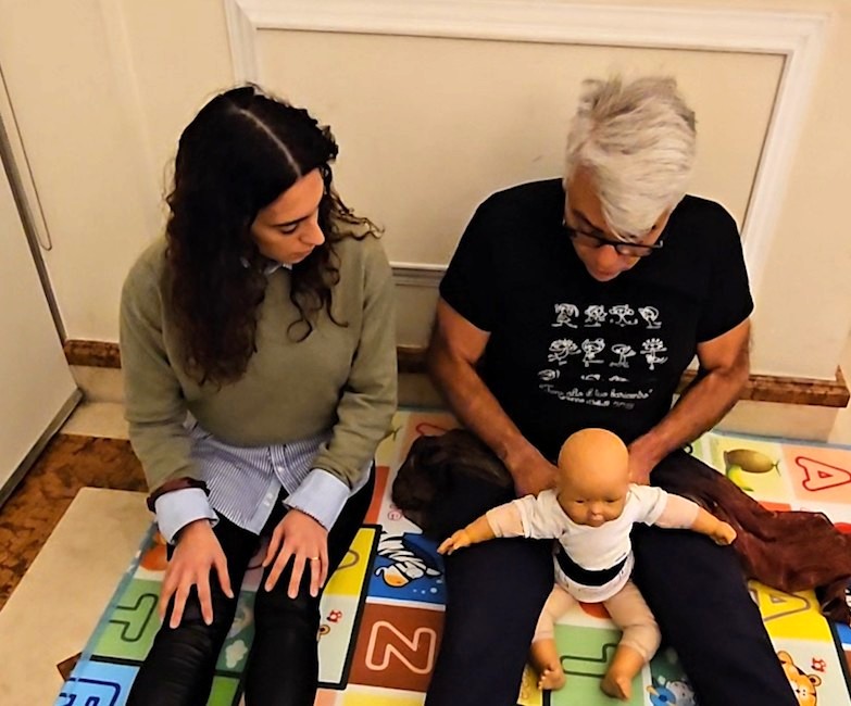 Il Prof. Borgo spiega i movimenti e le terapie da effettuare in eta pediatrica