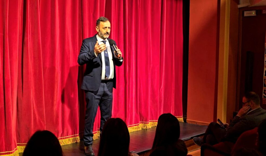 Il saluto di Paolo Esposito ai presenti al teatro CortéSe