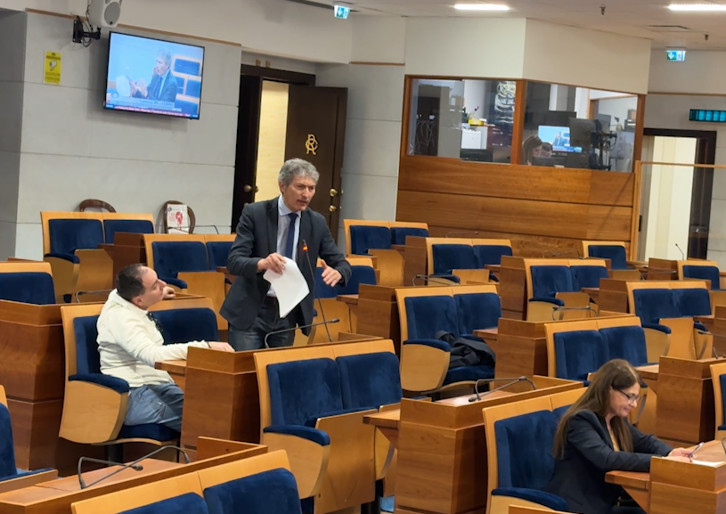 L'On. Tommaso Pellegrino durante il suo intervento in aula