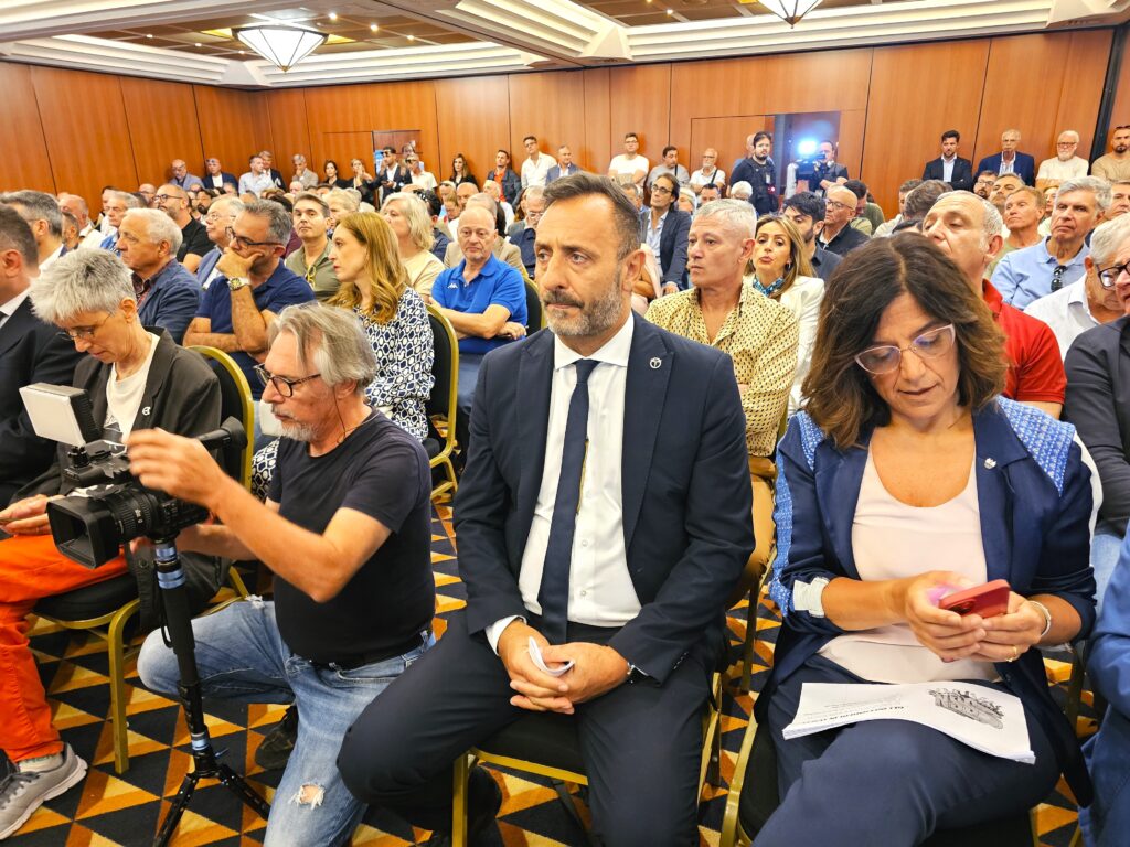 La platea del convegno, in primo piano Paolo Esposito e Teresa Rea