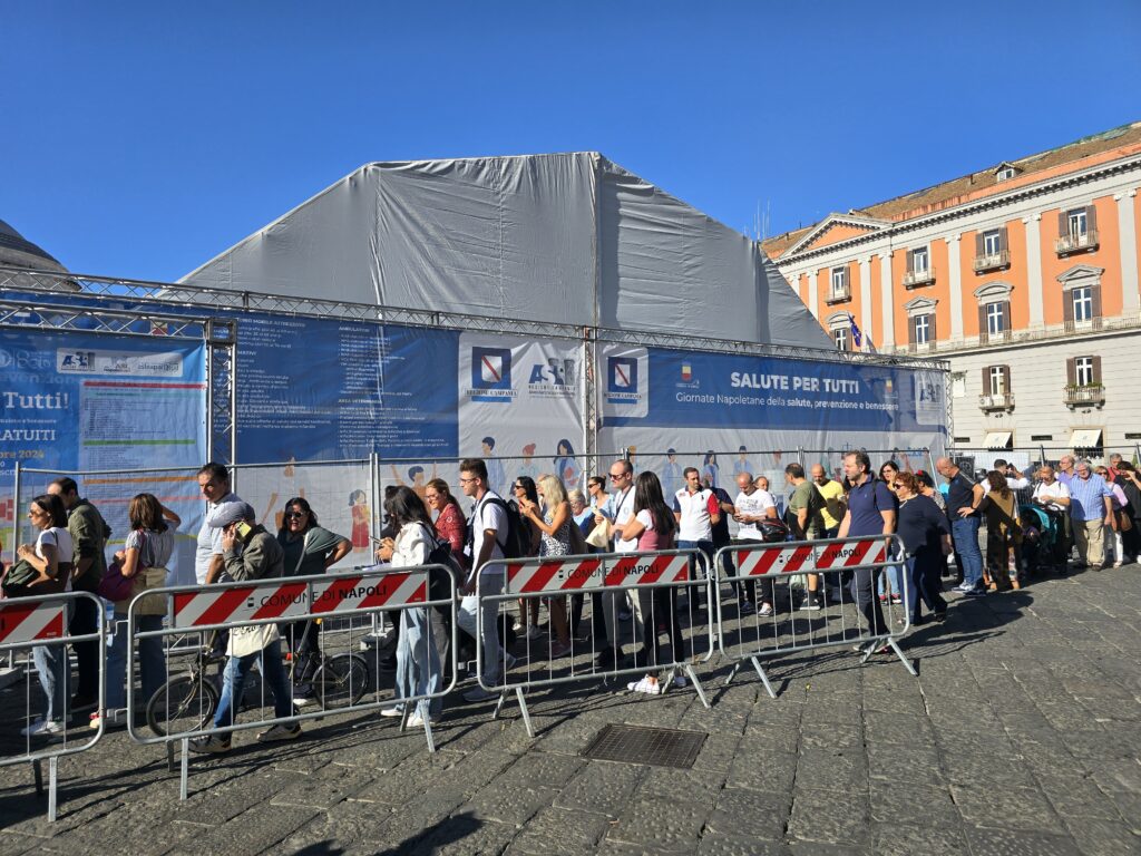 Le Giornate Napoletane della Salute, l'ingresso in piazza Plebiscito