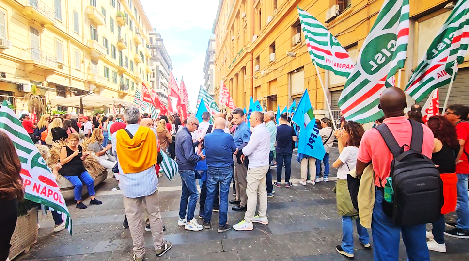 Manifestanti di Cgil, Cisl e Uil