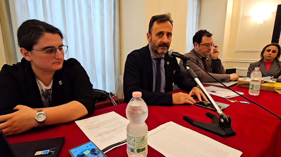 Paolo Esposito introduce i lavori dell'assemblea degli iscritti OFI