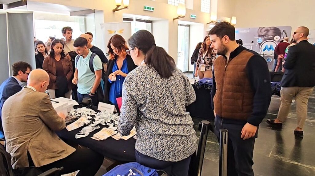 Partecipanti al convegno in fila per l'iscrizione