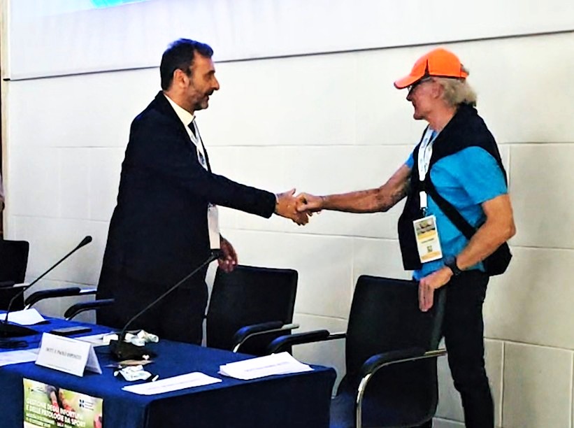Stretta di mano tra Paolo Esposito, Presidente dell'Ordine dei Fisioterapisti di Napoli, Avellino, Benevento e Caserta e Fernando Signorini allenatore di Maradona