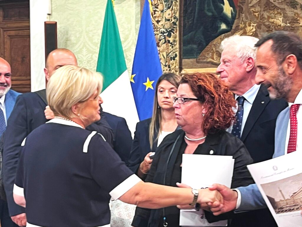 Stretta di mano tra il Ministro del Lavoro Marina Calderone e Paolo Esposito Presidente OFI NA-AV-BN-CE