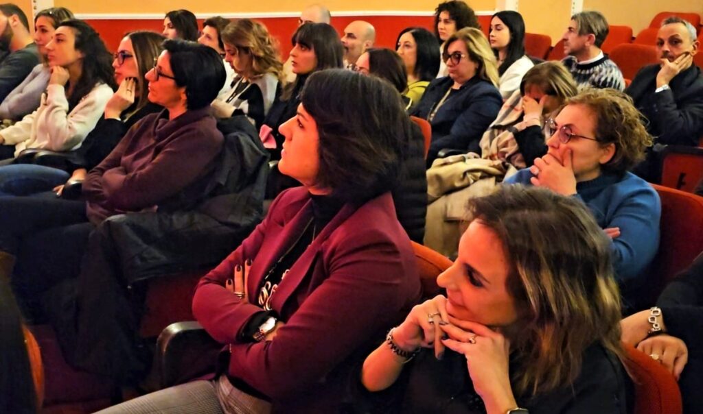 Teatro CortéSe pieno per la rappresentazione sulla fisioterapia