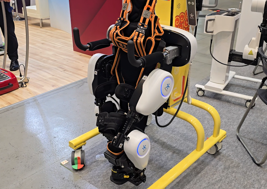 Uno dei robot mostrati al congresso mondiale della fisioterapia